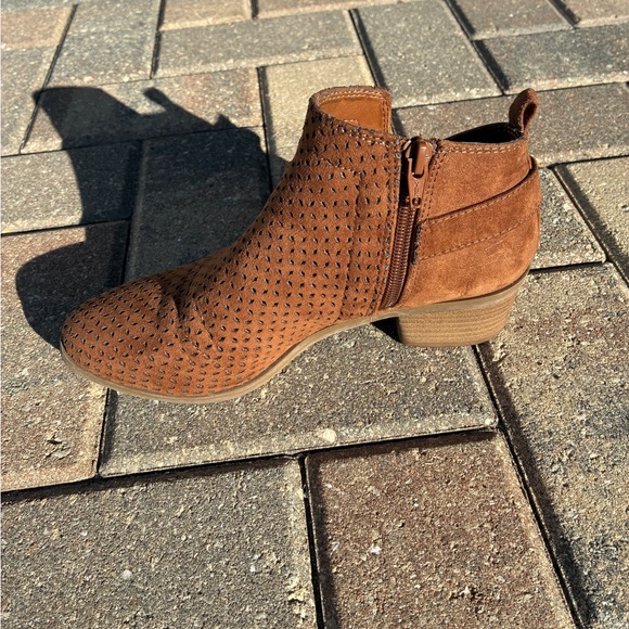 Universal Thread Ankle Boots Women’s 6.5 Brown Perforated Zip Low Heel Booties - Picture 10 of 15